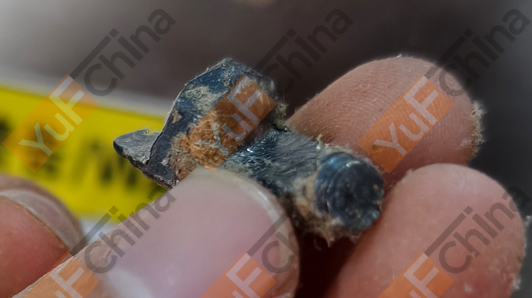 Screws crushed in the material.jpg Screws crushed in the material.jpg